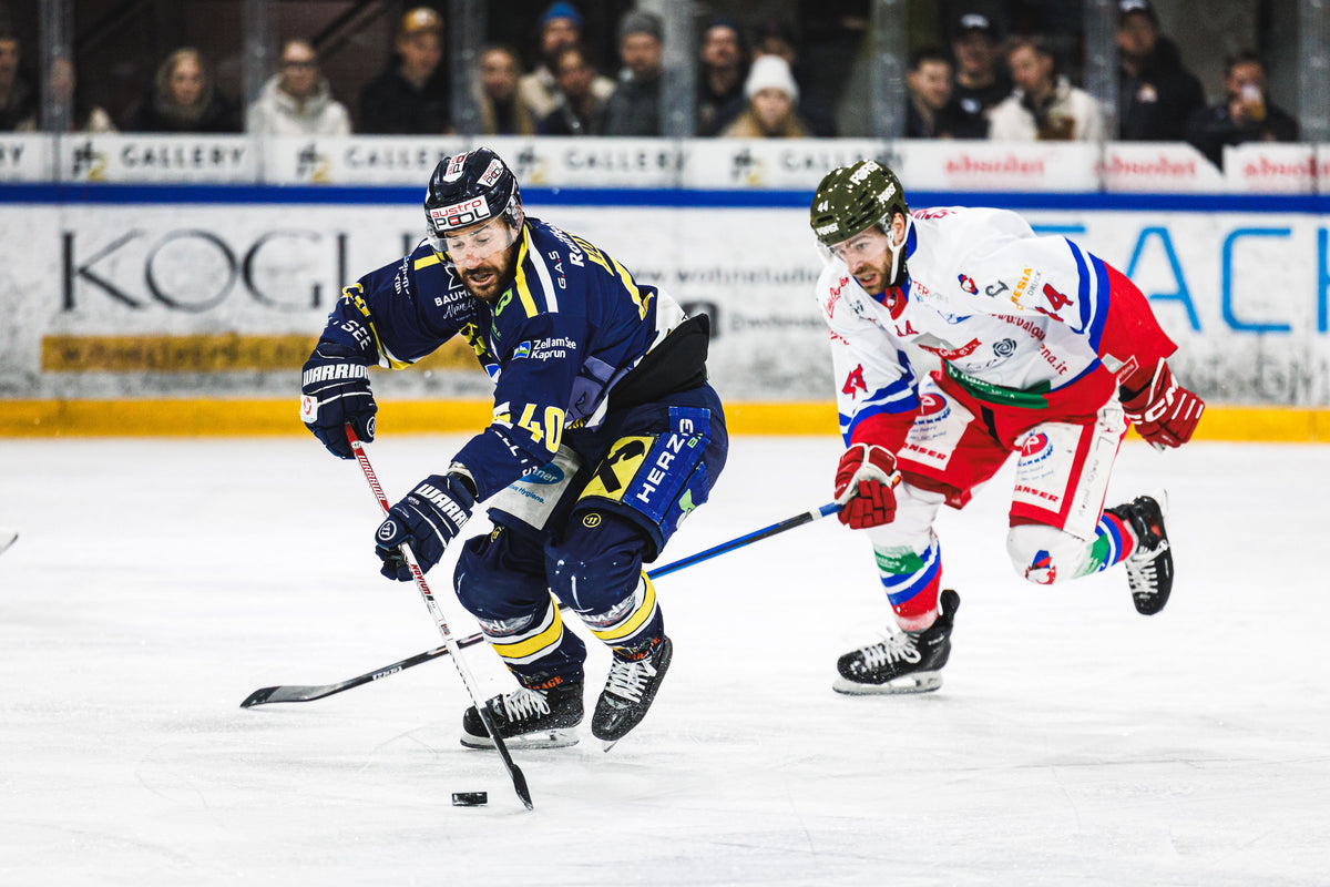 Spielszene der Zeller Eisbären mit Austropool-Logo am Helm | Foto: Johannes Radlwimmer